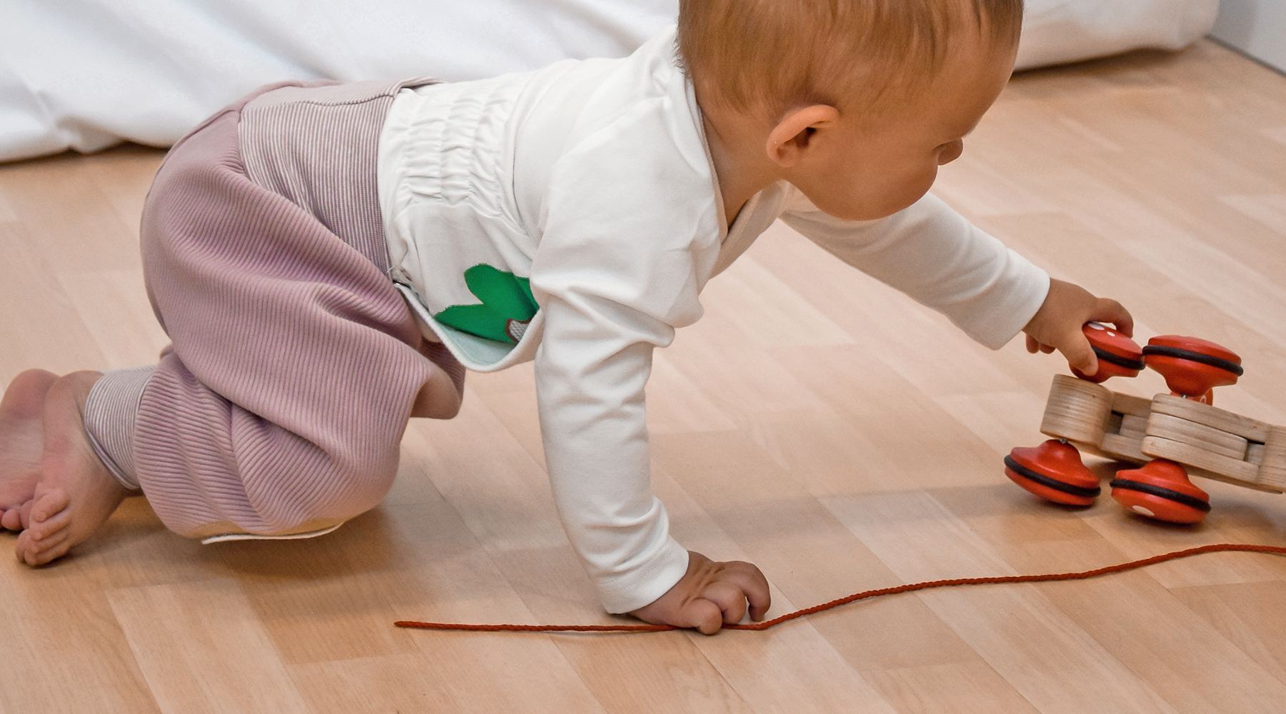 Baby Krabbelt mit Krabbelhose