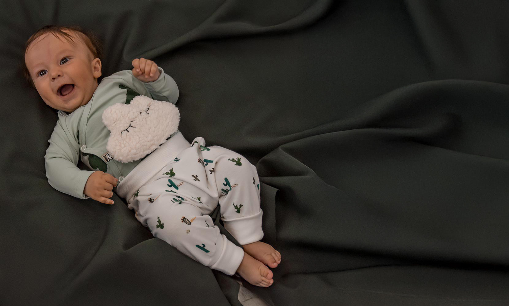 KUDDLY by sticklett Wärmekissen lindert Baby Bauchweh