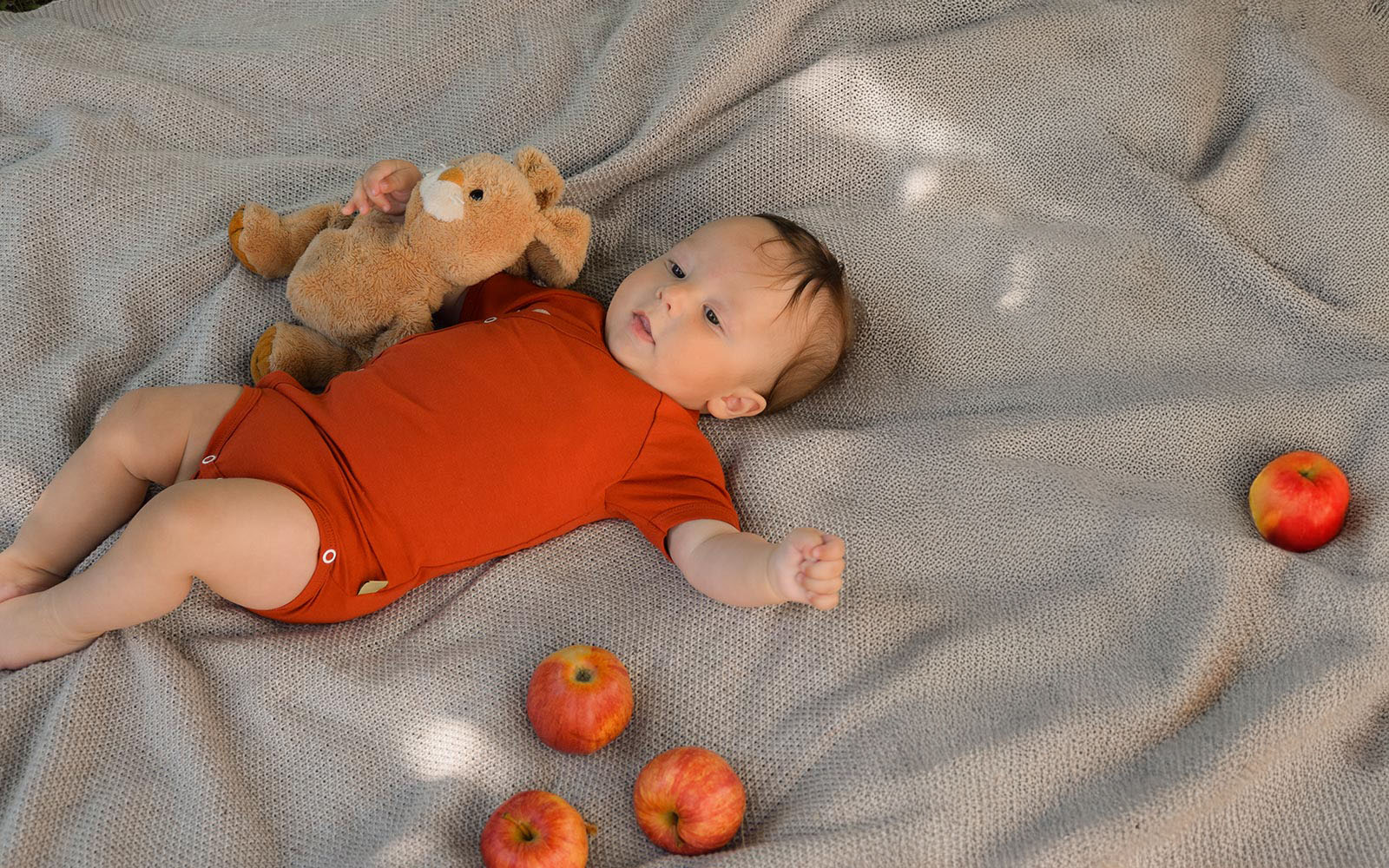 bunte-babykleidung-mit-kontrasten-roter baby bio baumwoll body für babys