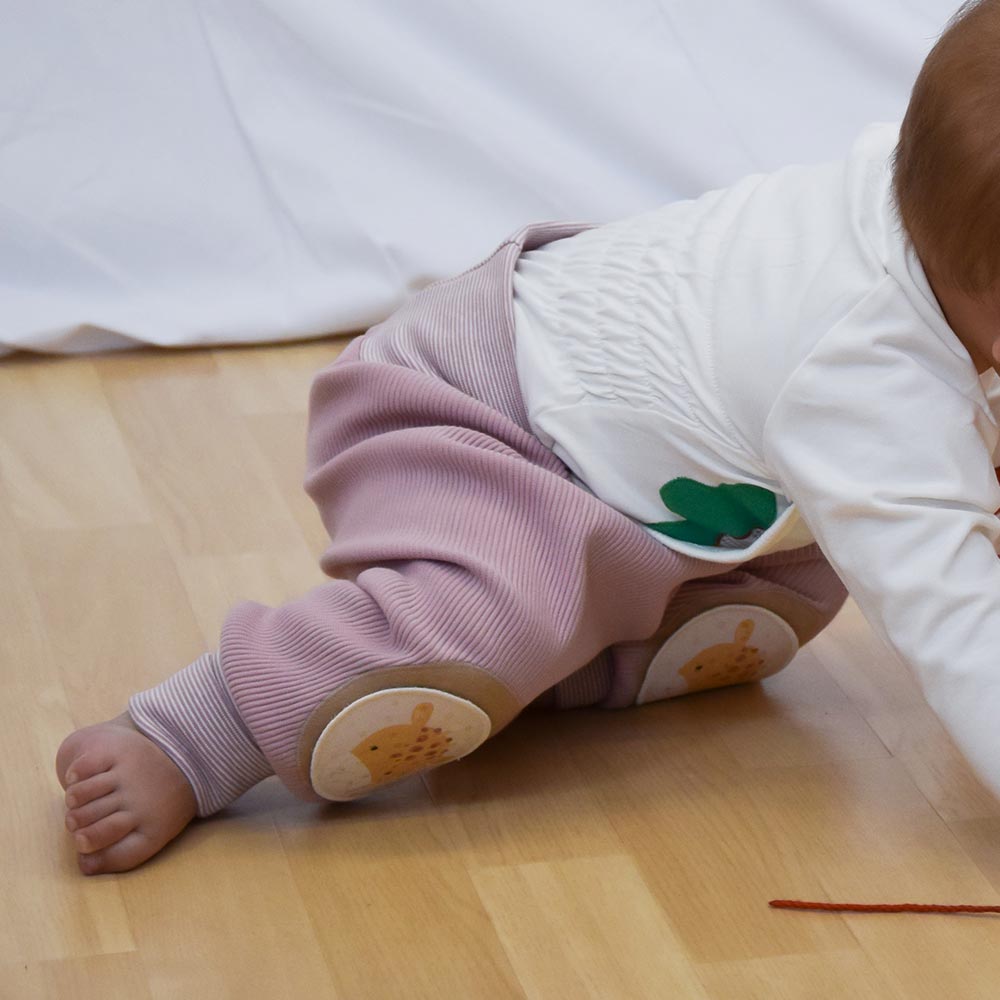 Krabbelhilfe für Babys – rutschhemmende Pads von rubby für Knie